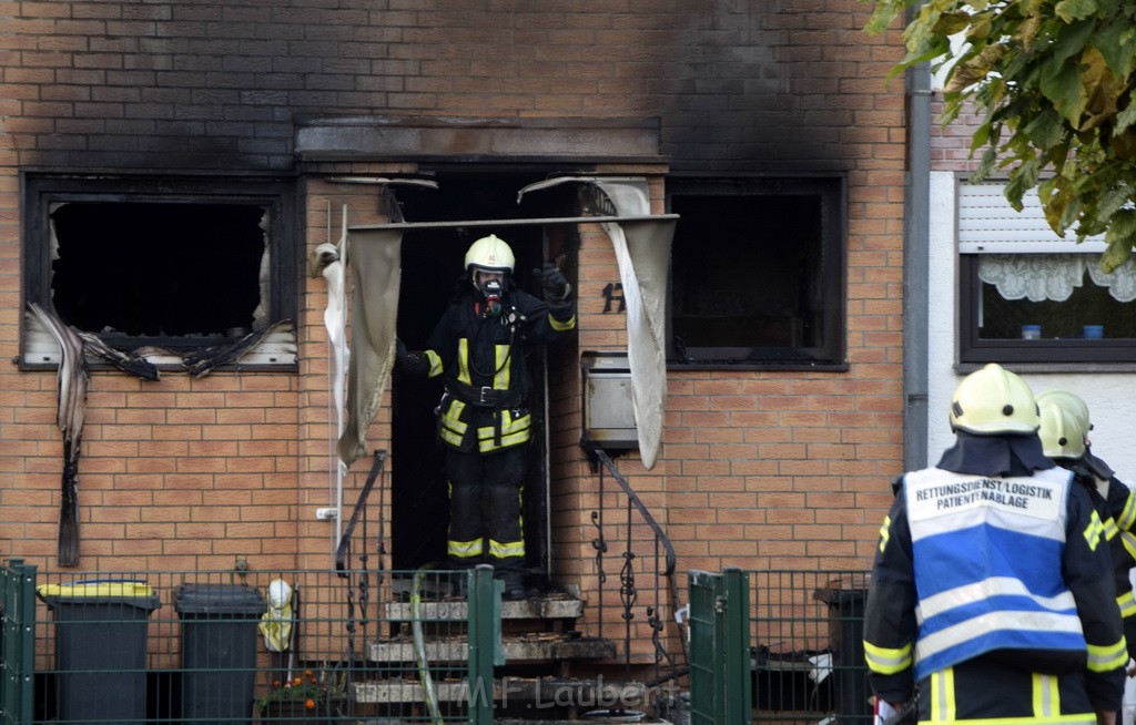 Feuer 2 Vollbrand Reihenhaus Roggendorf Berrischstr P068.JPG - Miklos Laubert